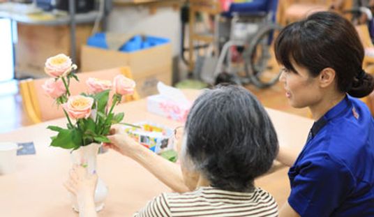 穏やかな会話が聞こえてきそうな交流風景