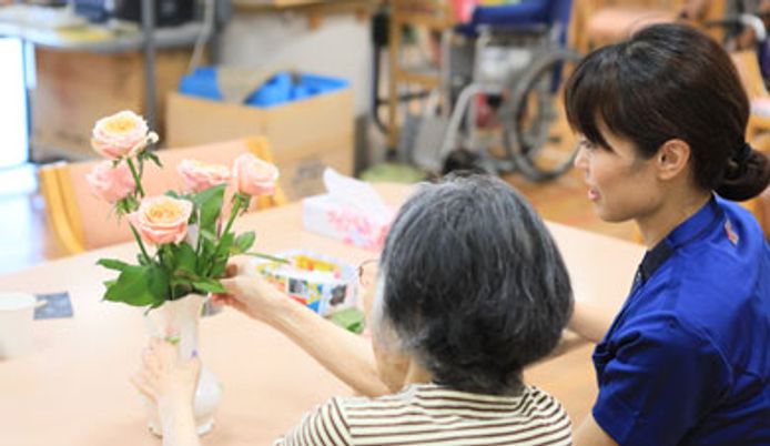 穏やかな会話が聞こえてきそうな交流風景
