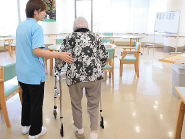 明るいラウンジ ラウンジ 広々とした明るい空間で、利用者がスタッフと共に安心して歩行できる環境です。自然光が差し込んでいます。