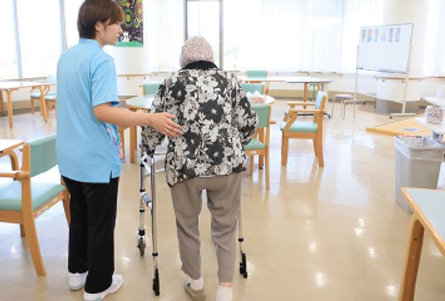 明るいラウンジ ラウンジ 広々とした明るい空間で、利用者がスタッフと共に安心して歩行できる環境です。自然光が差し込んでいます。
