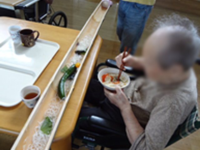 流しそうめんを楽しむ様子 ダイニングルーム 流しそうめんを楽しめるスペースで、居住者同士で楽しいひとときを過ごせます。