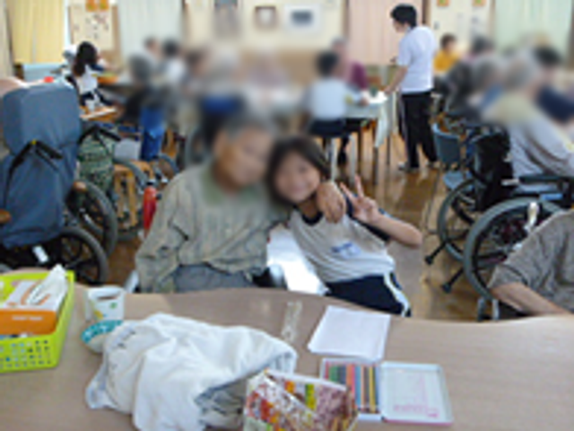 くつろぎの場面 ダイニングルーム お互いに寄り添い、楽しい時間を過ごす様子です。落ち着いた雰囲気のある空間です。