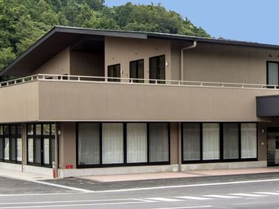 緑に囲まれた外観