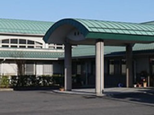 緑の屋根が特徴の外観 外観 広々とした玄関が特徴の建物です。快適な労働環境を探している方にぴったりです。