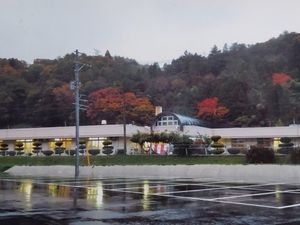施設の外観と駐車場  