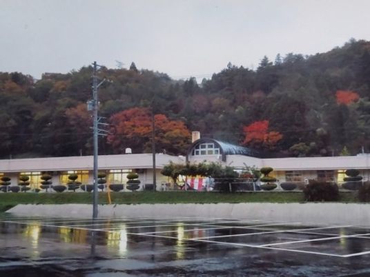 施設の外観と駐車場  