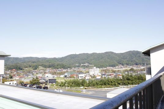 遠くの町並みと山々が見える眺望
