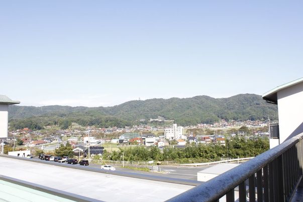 遠くの町並みと山々が見える眺望