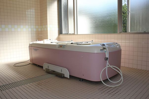 光が差し込む浴室