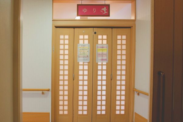 木製の自動ドア廊下