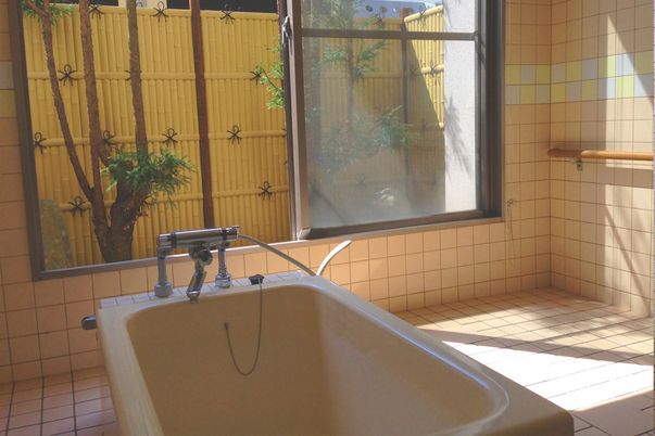 明るい窓のある浴室