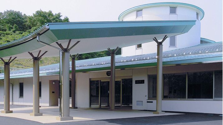 緑の屋根のエントランス