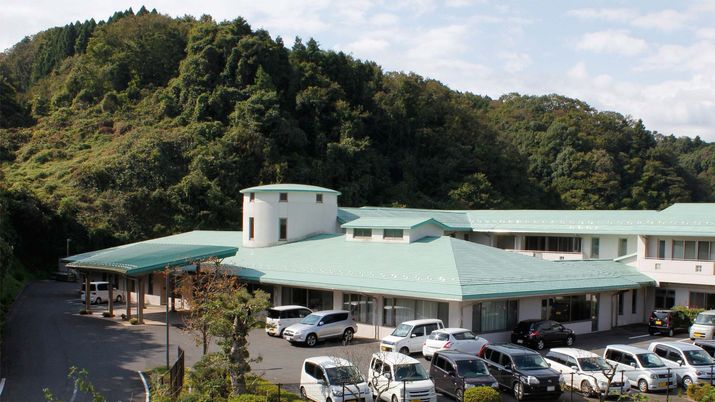 緑に囲まれた建物外観  