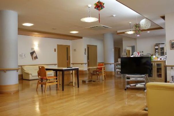 自然光が注ぐラウンジ