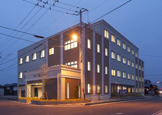 スタイリッシュな建物の外観