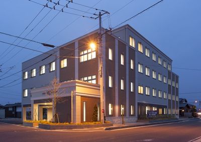 スタイリッシュな建物の外観