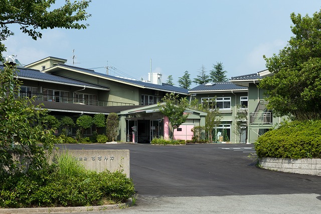 介護老人保健施設 さざんかの外観