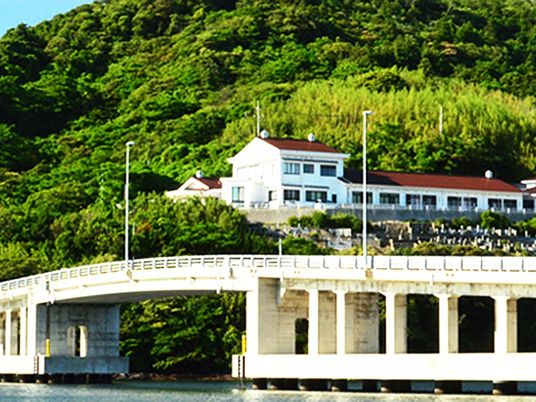 海沿いの施設外観  