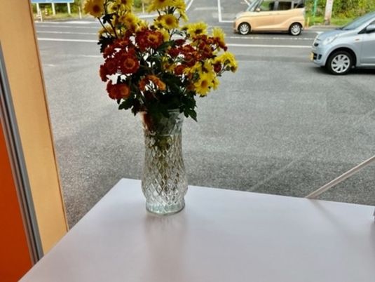 窓辺の花瓶と外の通り  