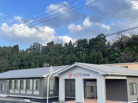 自然に囲まれた施設外観  