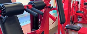 鮮やかなトレーニング器具の機能訓練室  