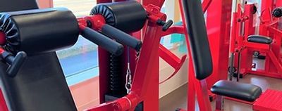鮮やかなトレーニング器具の機能訓練室  