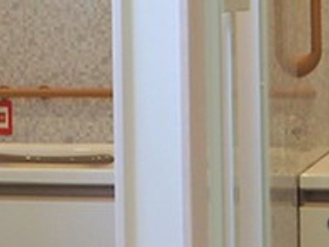 手すり付きの浴槽 浴室 安全性を重視した浴室は、手すりが設置されており、利用者の方が安心して入浴できます。