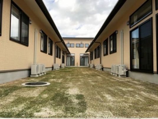 中庭の建物外観  