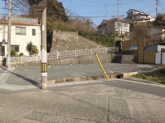 空き駐車場のある外観  
