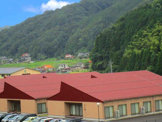 山に囲まれた外観  