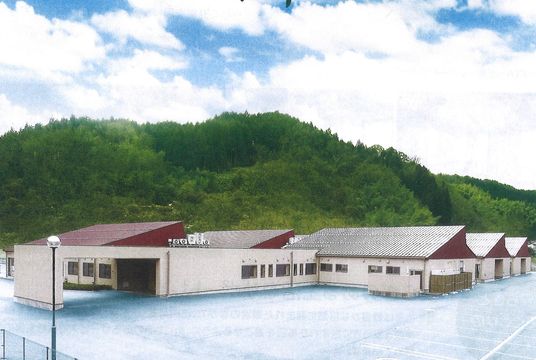 森に囲まれた建物外観  
