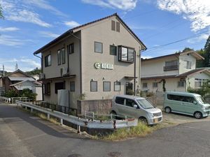 看板のある建物外観