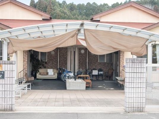 屋根付きの玄関前  