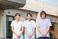 笑顔のスタッフ3名、外観