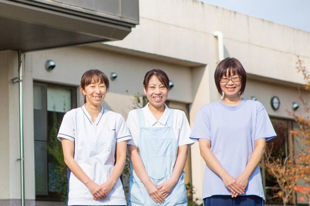 笑顔のスタッフ3名、外観