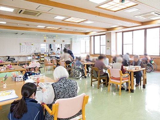 開放的で賑やかなスペース