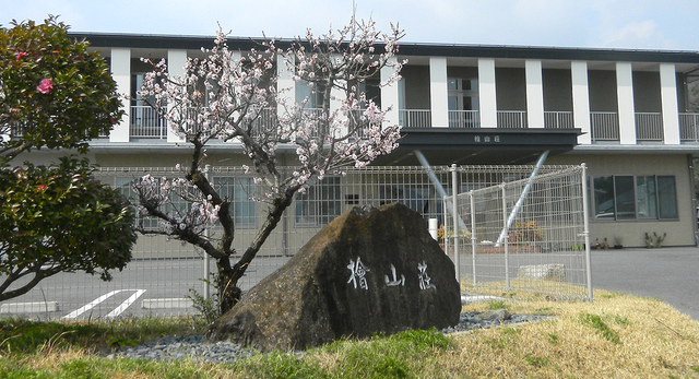 満開の花と建物の外観 外観 春の訪れを感じる満開の木が迎えてくれます。暖かい雰囲気のある入り口です。