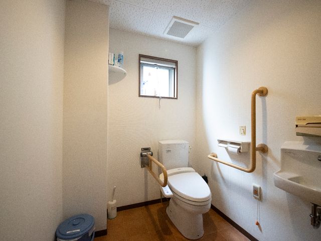バリアフリートイレ トイレ 手すり付きのトイレは、安全に利用できるよう配慮が行き届いています。就業を考える際、利用者の快適さを重視した環境が整っています。