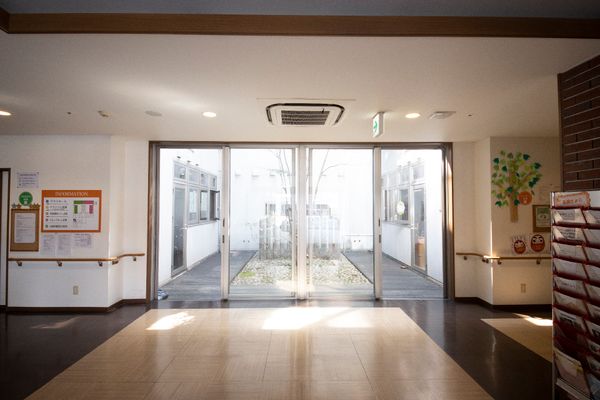 明るい廊下の中庭ビュー