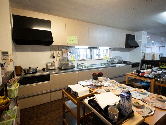 使用後のキッチンと食器 キッチン 整頓されたキッチンでは食事の準備が終わり、利用者の健康を支える日々の食事が提供されています。