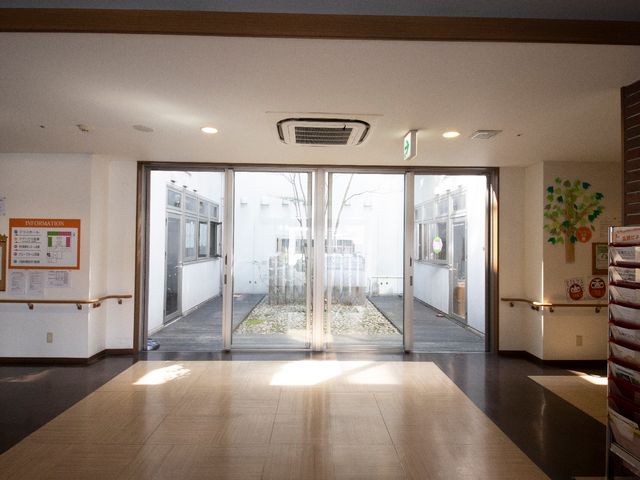 明るいエントランス廊下 廊下A 落ち着いた雰囲気のエントランスは、安心して過ごせる空間を提供しています。手すり付きで安全性も配慮されております。