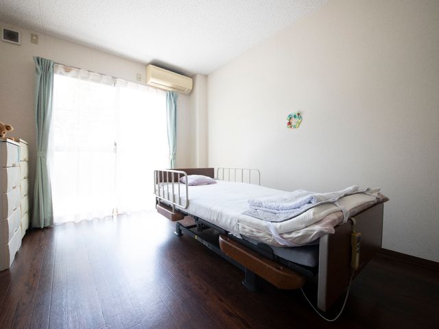 居室とベッド 居室 ゆったりとした居室には、日差しの心地よい窓と、快適な休息を支えるベッドが備えられています。安らぎの個人空間をご提供いたします。
