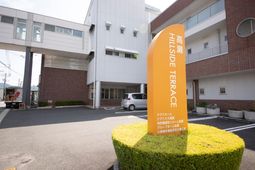 明るいエントランスの外観