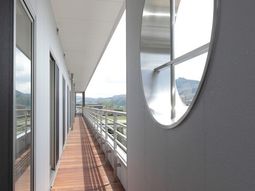 緑の丘を望む廊下