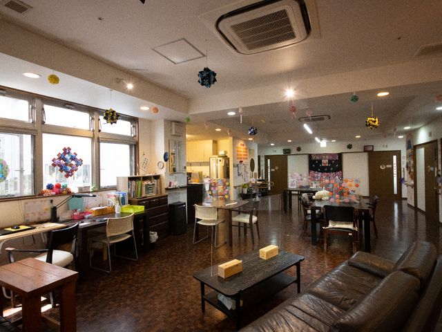 居心地の良い共有スペース 共有スペース 広々としたラウンジは、柔らかな日差しが入り込む心温まる空間です。リラックスしながら交流を深められる、居心地の良い場所となっています。