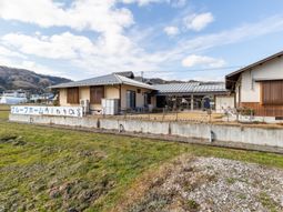 明るい外観の建物