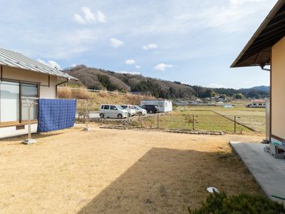 広々とした明るい庭