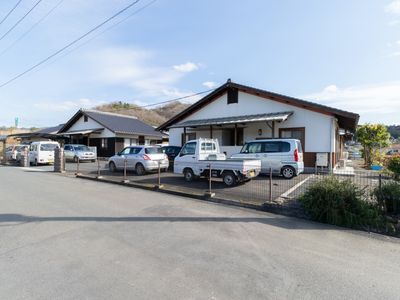 施設の外観と駐車場