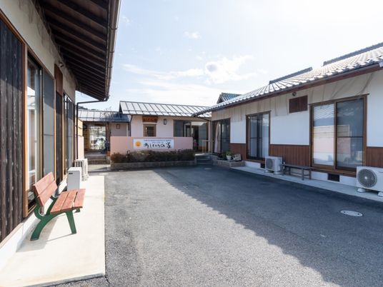 広々とした施設外観