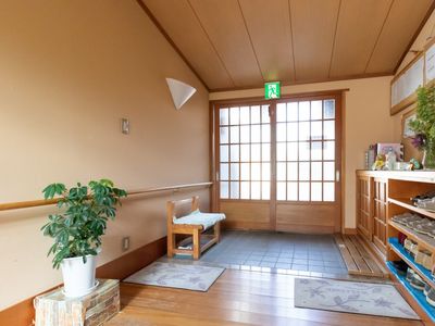 和風の明るい入口空間